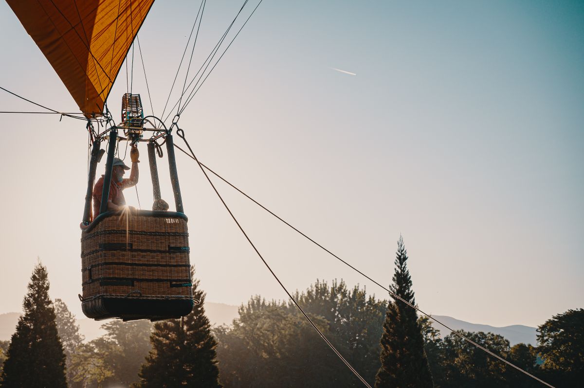 Pilot pripravuje horúcovzdušný balón na let